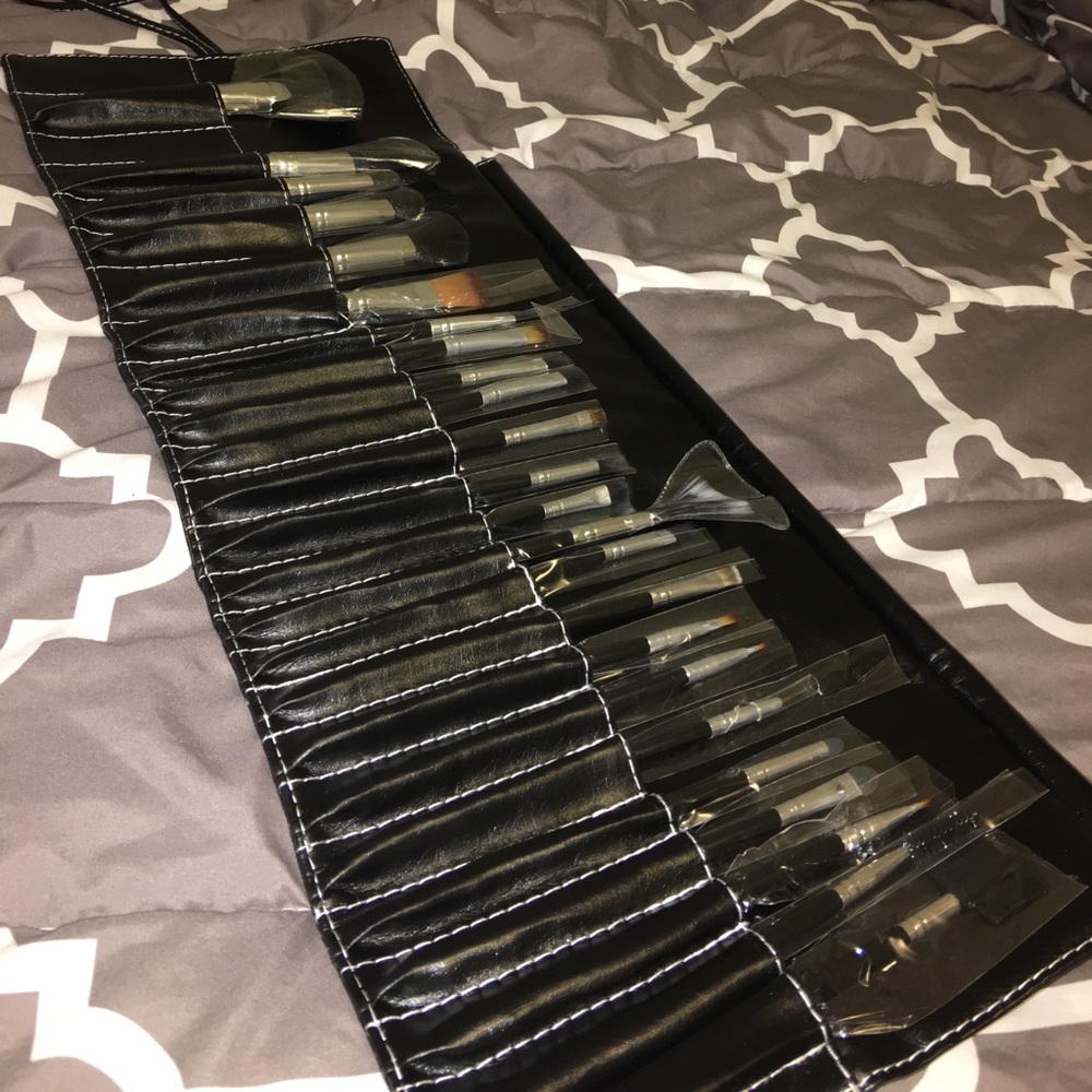 Brand New 24 M.A.C. Brush piece set