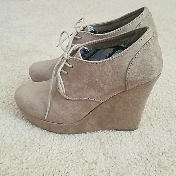 Shoes - Picture 2 of 4