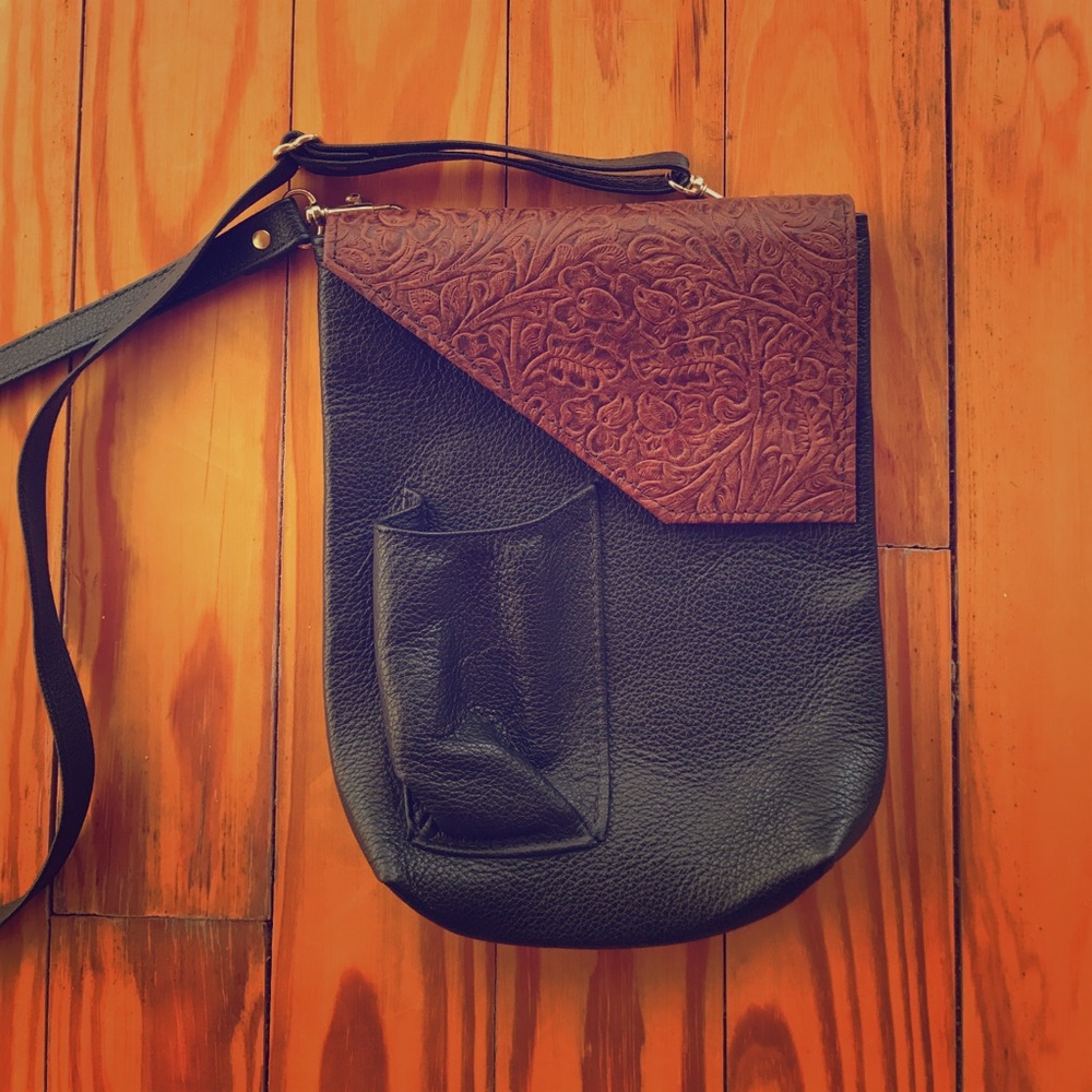 vintage-style black embossed leather purse!