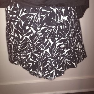 Plus size shorts black & white tropical print
