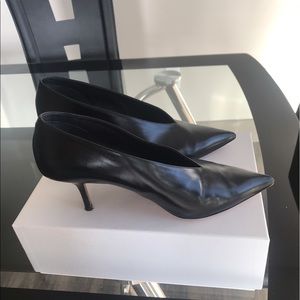 Celine v-neck pump
