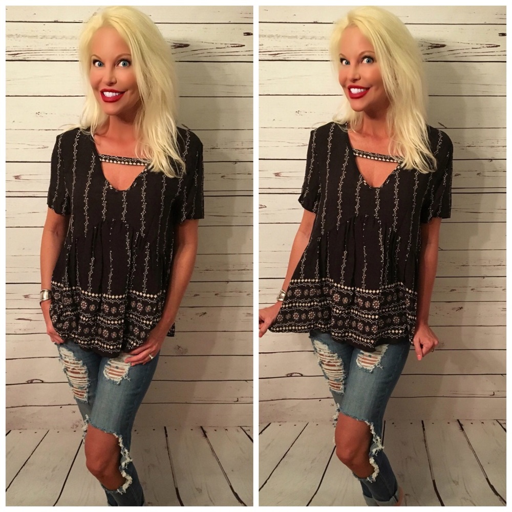 LAST 1! ❤️Black v neck embroidered top - Picture 2 of 3