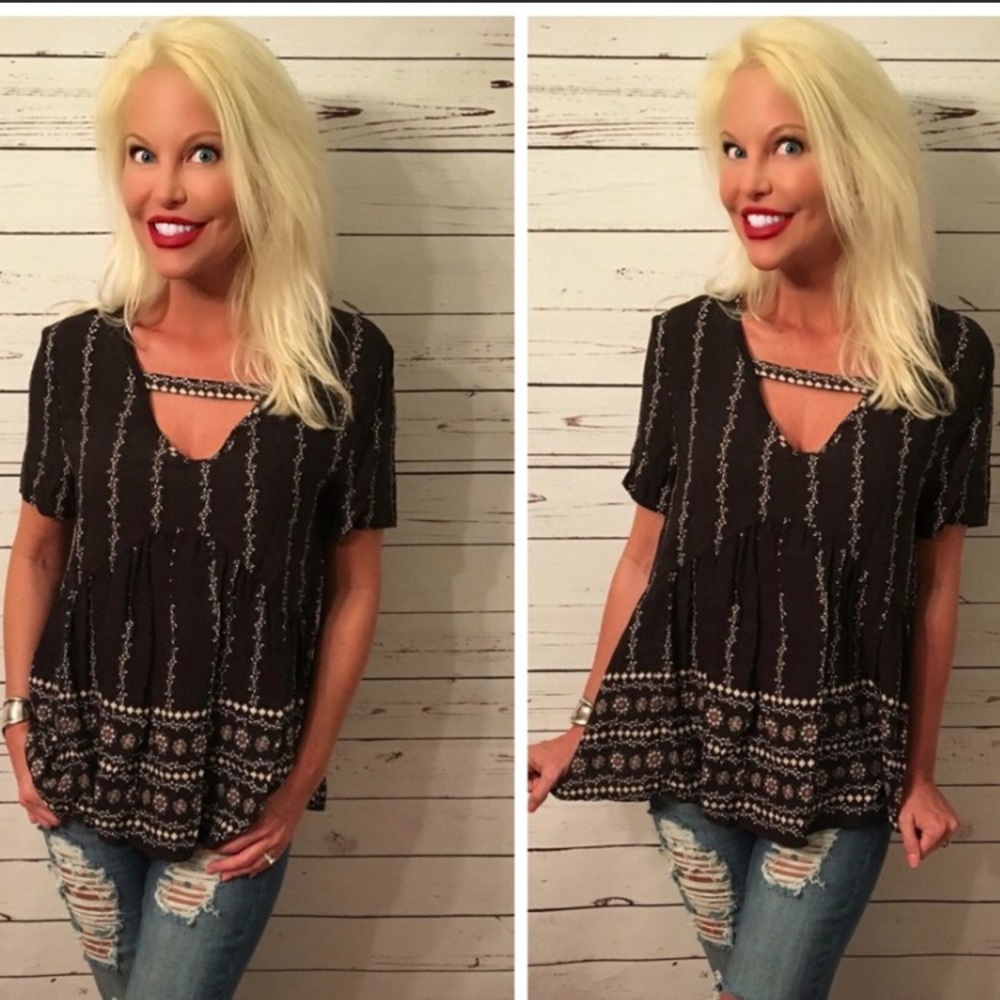 LAST 1! ❤️Black v neck embroidered top - Picture 1 of 3