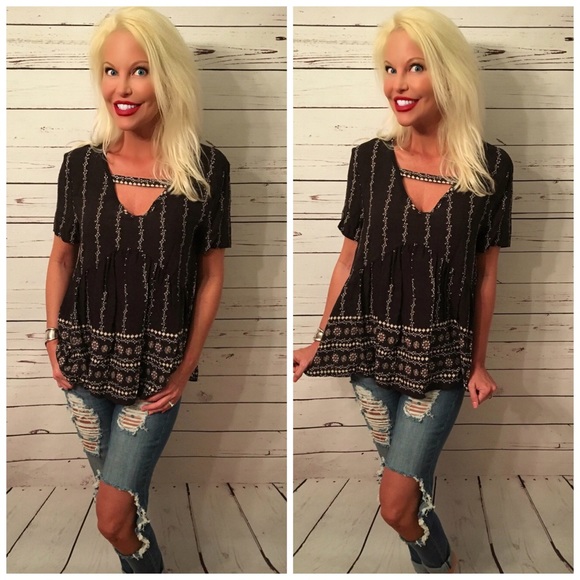 LAST 1! ❤️Black v neck embroidered top - Picture 2 of 3