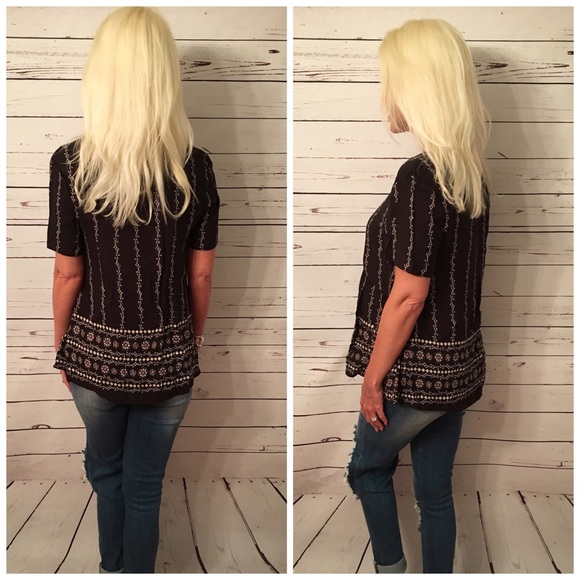 LAST 1! ❤️Black v neck embroidered top - Picture 3 of 3