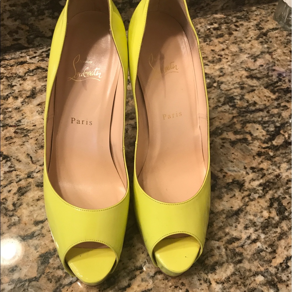 Christian Louboutin Peep Toe pumps!