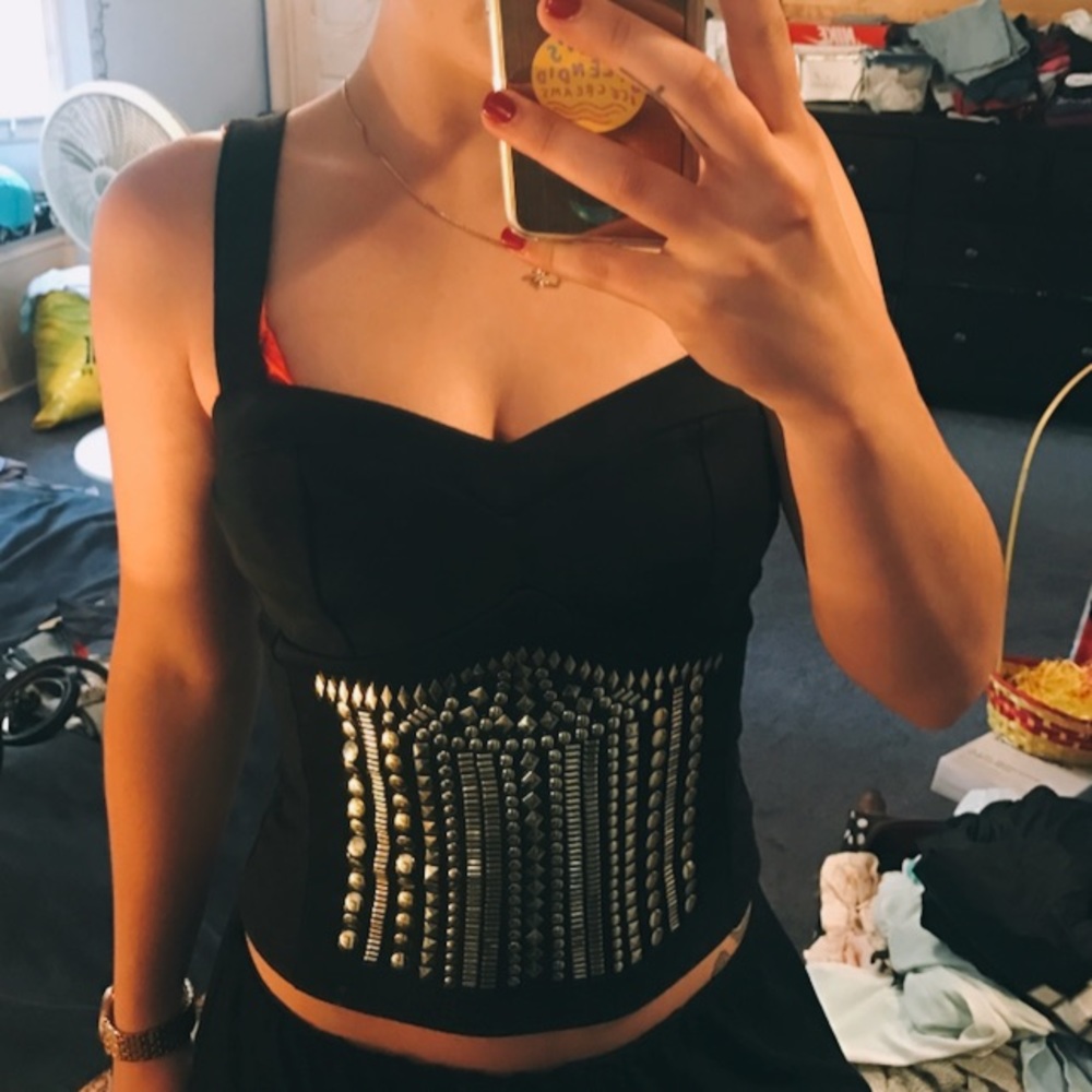 Beautiful black tank top with gold accents🏵