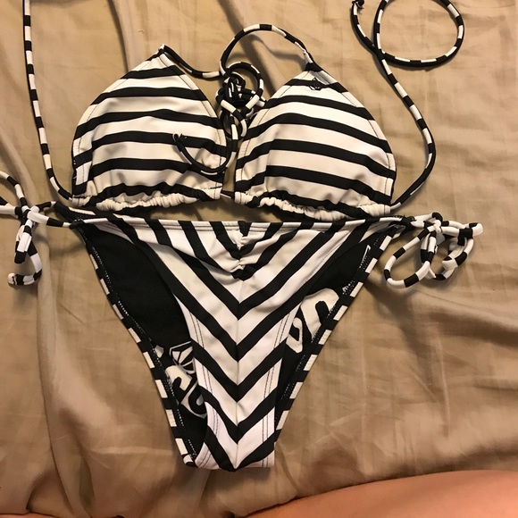 Volcom swimsuit - Picture 2 of 2