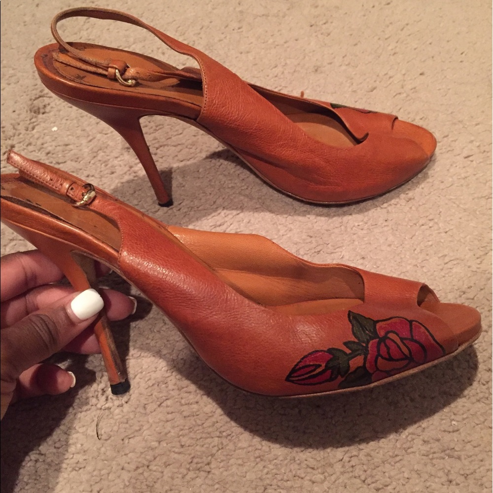 Pre-owned Gucci authentic peep toe pumps