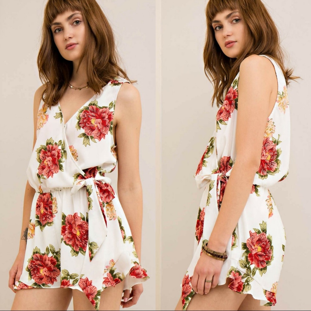 ‼️ALMOST GONE‼️🆕Floral Print Wrap-Style Romper - Picture 2 of 3
