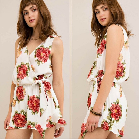 ‼️ALMOST GONE‼️🆕Floral Print Wrap-Style Romper - Picture 2 of 3