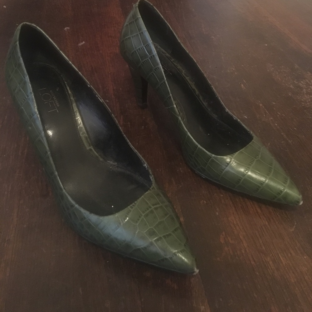 Ann Taylor green alligator type print heel