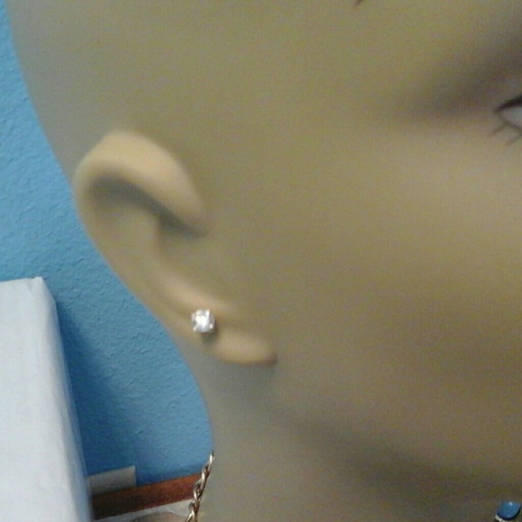 SALE! Diamond stud earrings - Picture 1 of 4