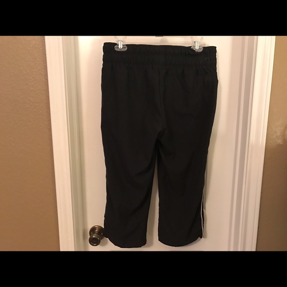 Nike Black Active Athletic Capri Pants Medium NWOT - Picture 2 of 4