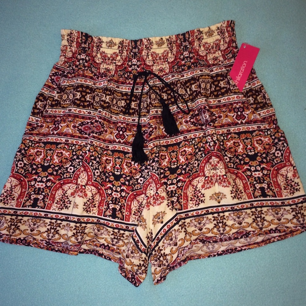 Flowy pattern shorts w/ pockets