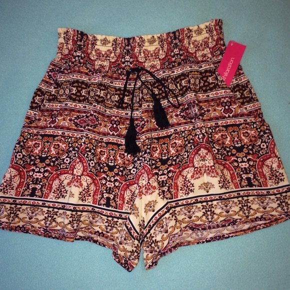 Flowy pattern shorts w/ pockets - Picture 1 of 3