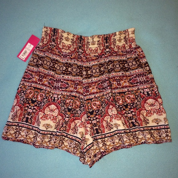 Flowy pattern shorts w/ pockets - Picture 2 of 3