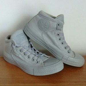 Gray mid top converse! 😍😍😍