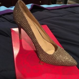 {Carlos Santana} Gold Pumps 👠