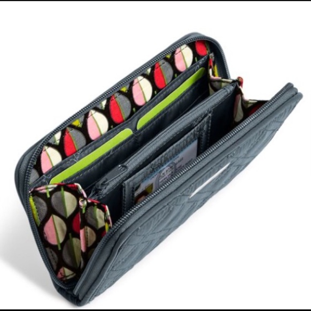 Like New Vera Bradley Signature Accordion Wallet