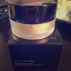 Fiona Stiles invisible setting powder in Amalfi.