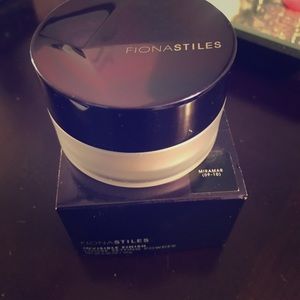 Fiona Stiles invisible setting powder in Miramar.