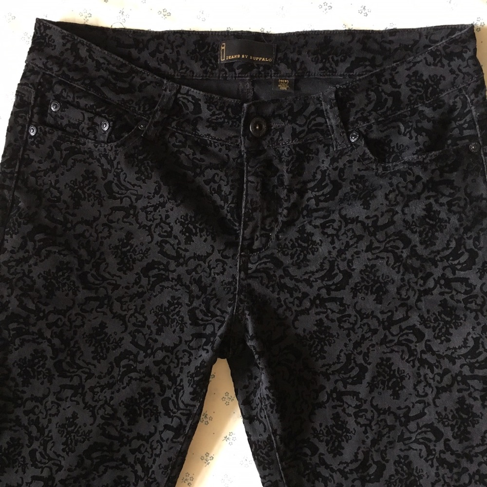 Embossed, patterned black skinny pants (29/8)