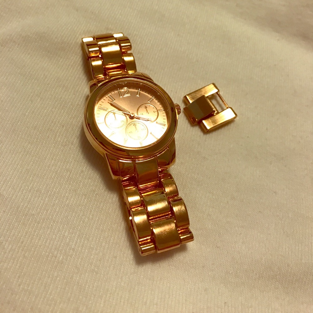 Rose gold watch with extra link