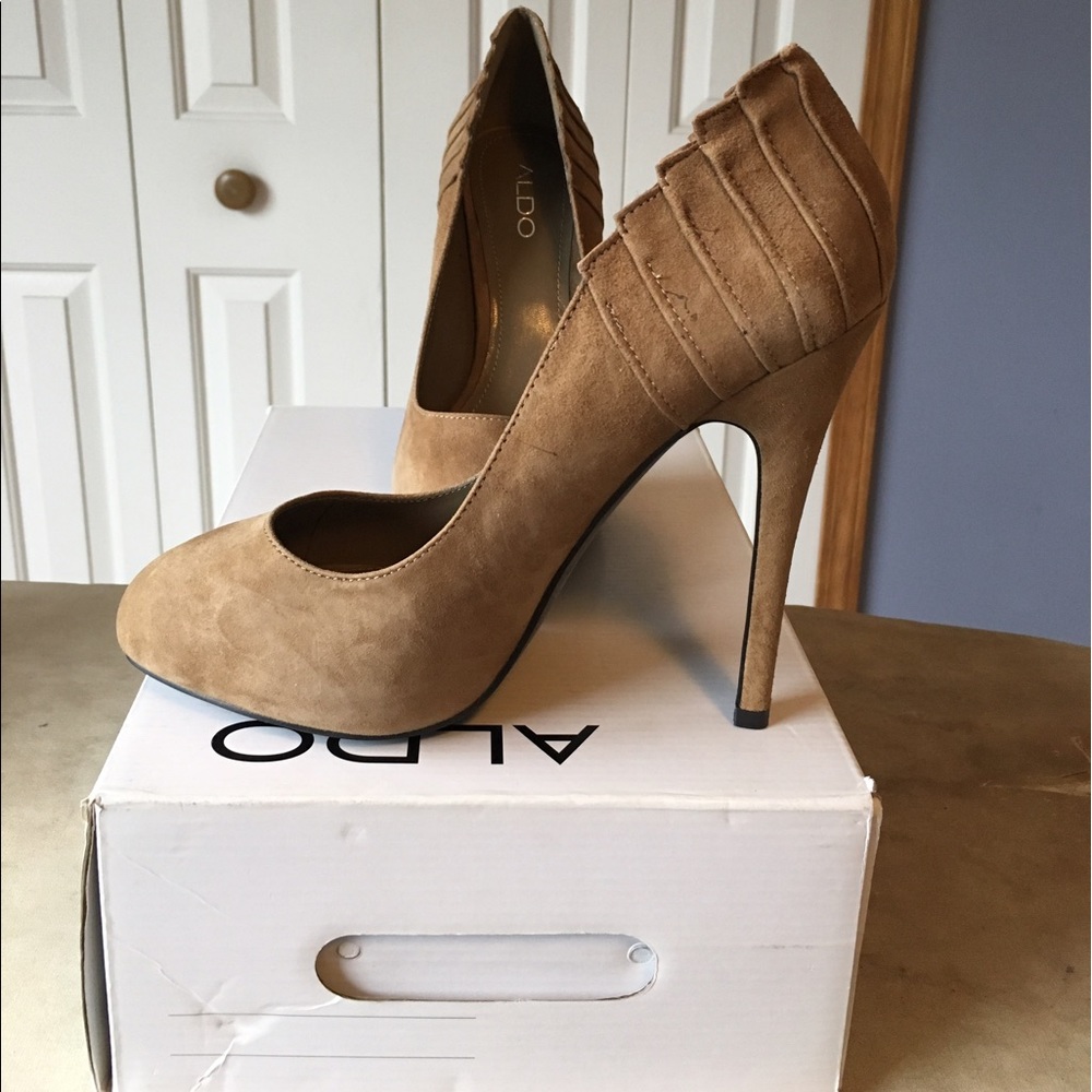 Nude Round Toe Pump