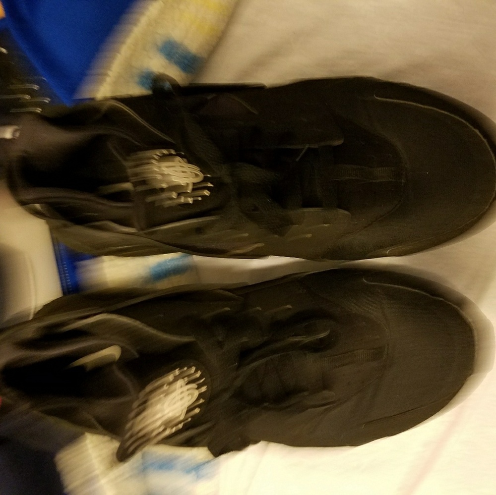 Nike Men's huaraches all black