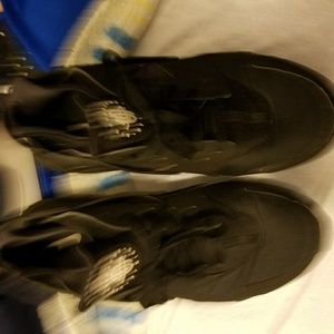 Nike Men's huaraches all black