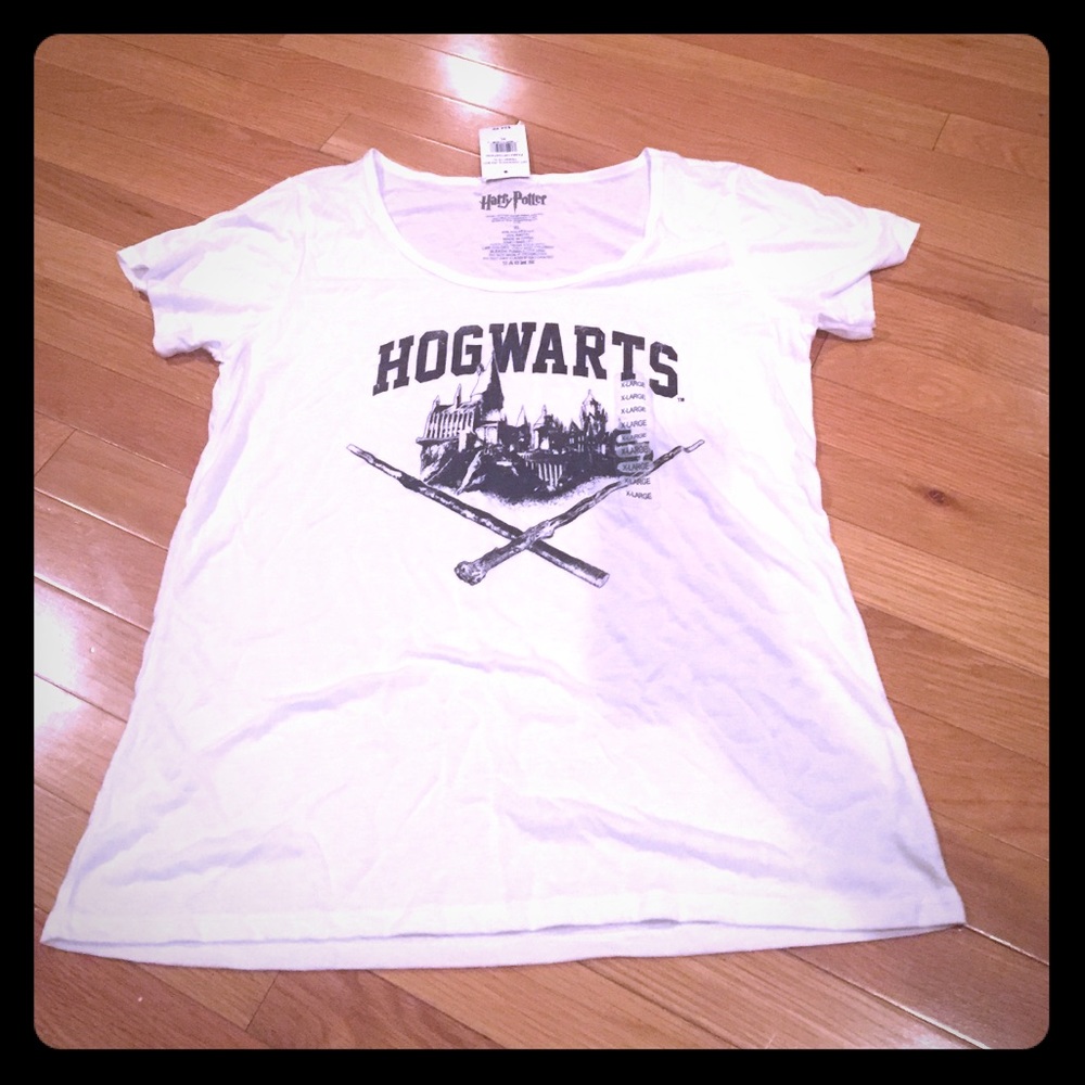 NWT Hogwarts castle tshirt juniors XL