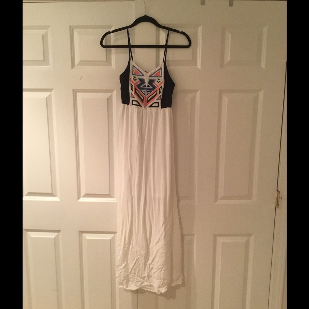 Maxi dress with geometric embroidery