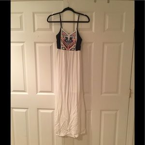 Maxi dress with geometric embroidery