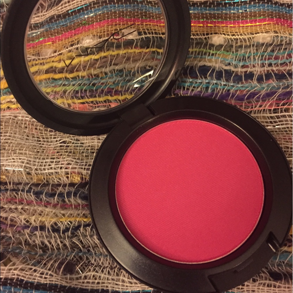 Mac powder blush Full Fuchsia satin finish *sold* - Picture 3 of 4
