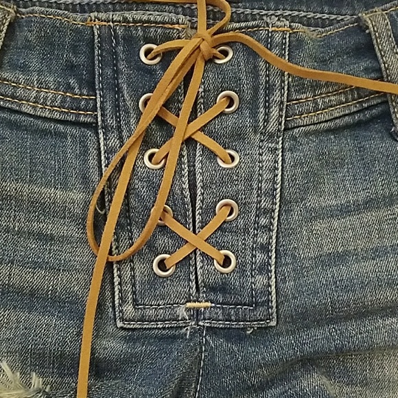 Hollister Low Rise Ruffle Lace Short-Short - Picture 2 of 5