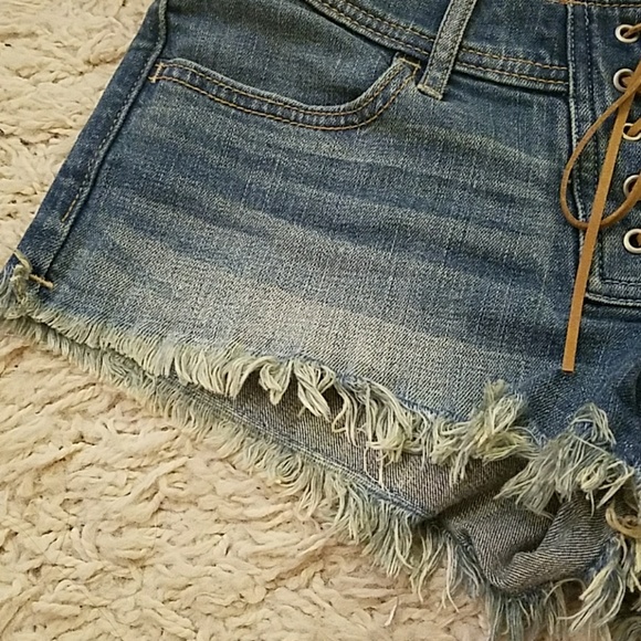 Hollister Low Rise Ruffle Lace Short-Short - Picture 4 of 5