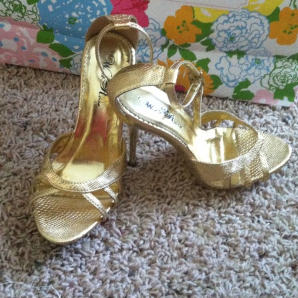 Gold pumps size 6.5