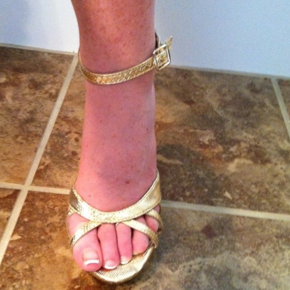 Gold pumps size 6.5 - Picture 2 of 2