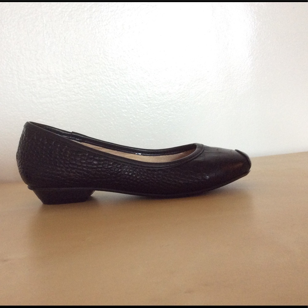YOU by CROCs Black Croc Flats Size 5.5 Gently Used