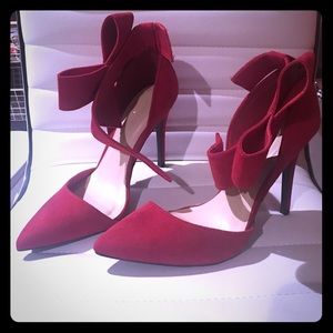 Size 7 red bow pumps 🎈