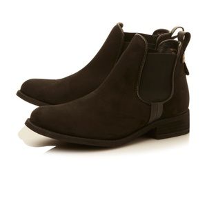 Steve Madden Gilte black ankle booties.