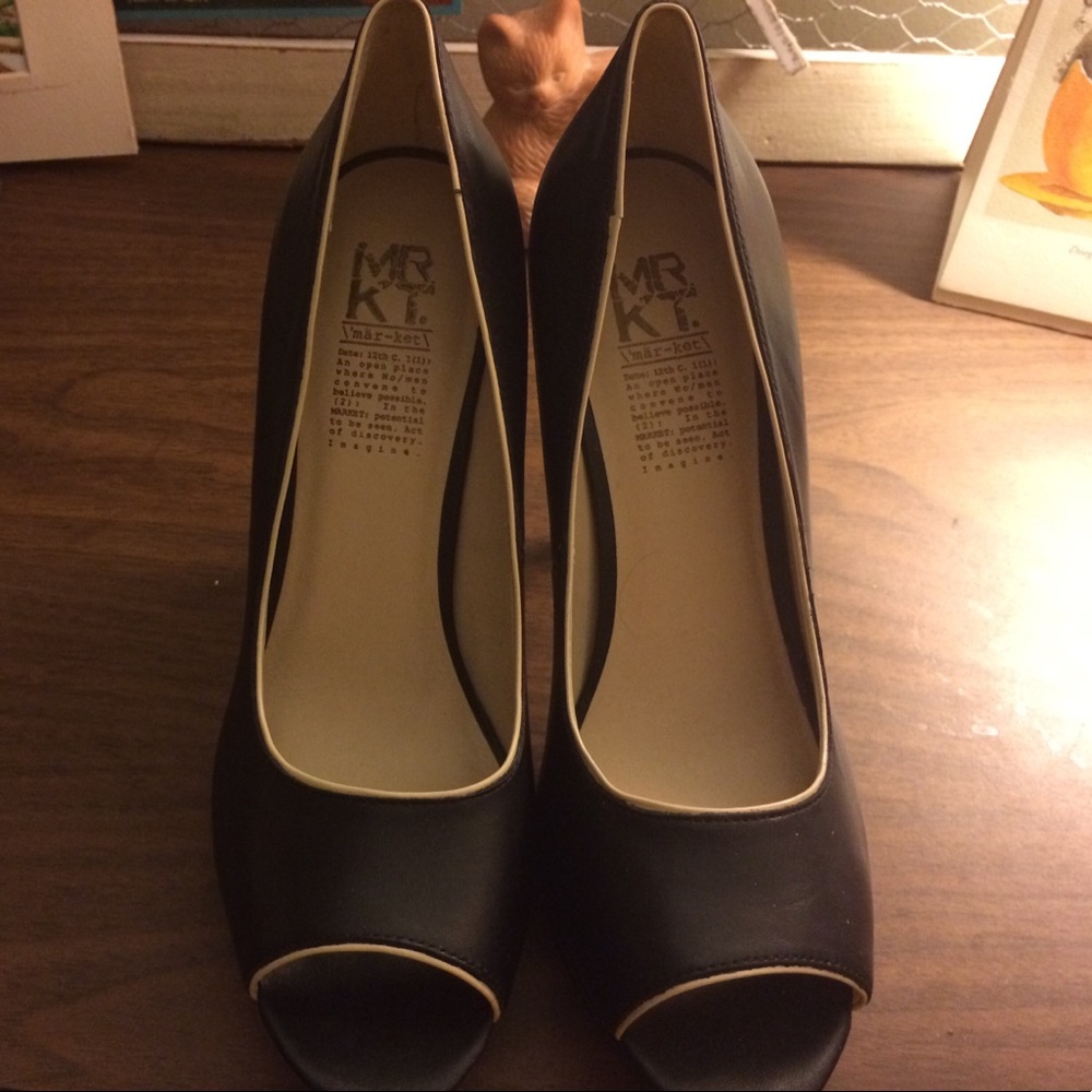 Classy and fabulous black peep toe pumps 👠