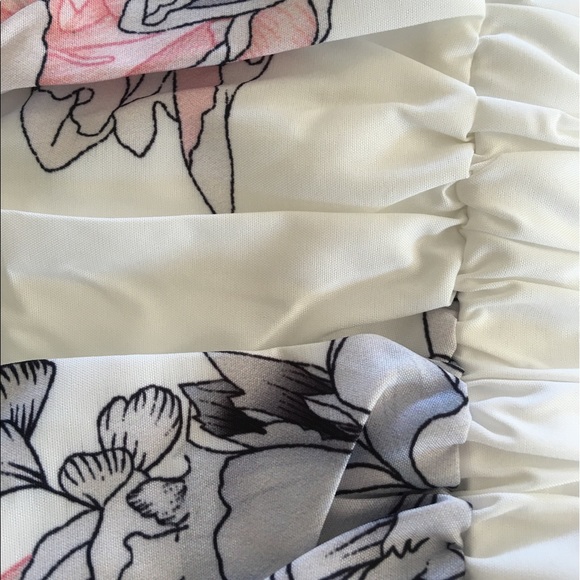 🌸Off The Shoulder Floral Patterned Top🌸 - Picture 2 of 2