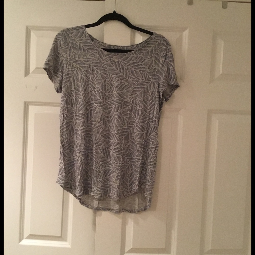 Comfy tee with blue and grey leaf design