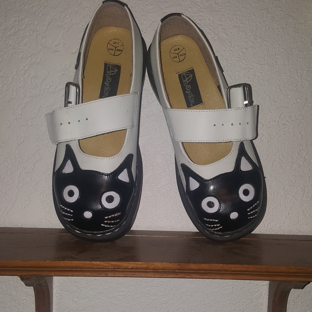 Used Cat Flats