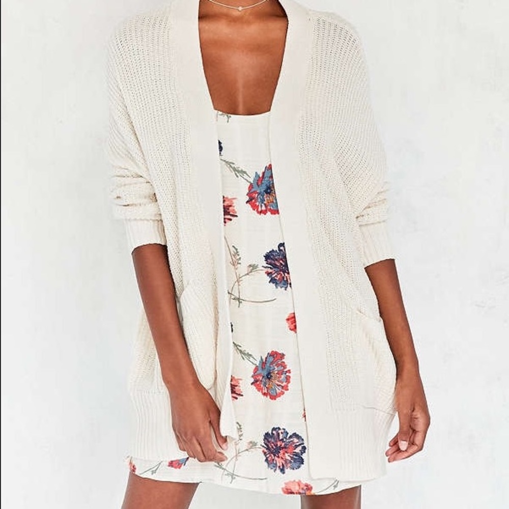 4th SALE 🇺🇸URBAN Outfitters cream knit cardigan