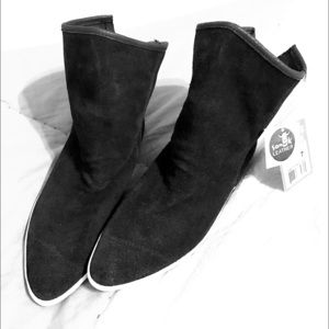 Black Sanuk leather Kat sphynx luxe shoes