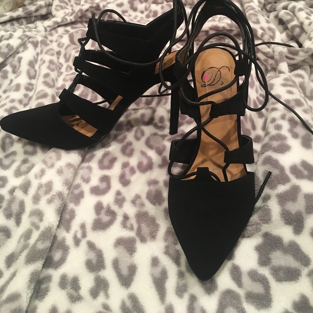 Heart in D black lace up pump