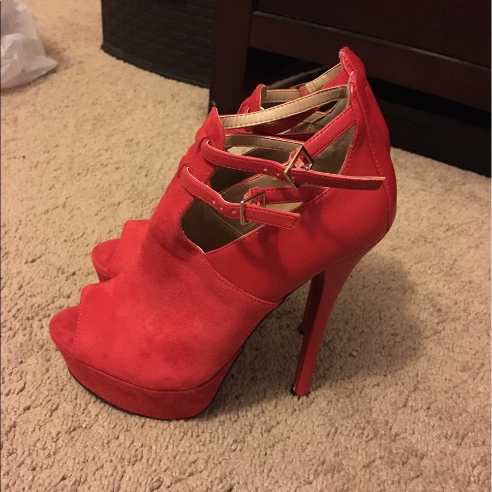 Just Fab 6.5. Never been worn!